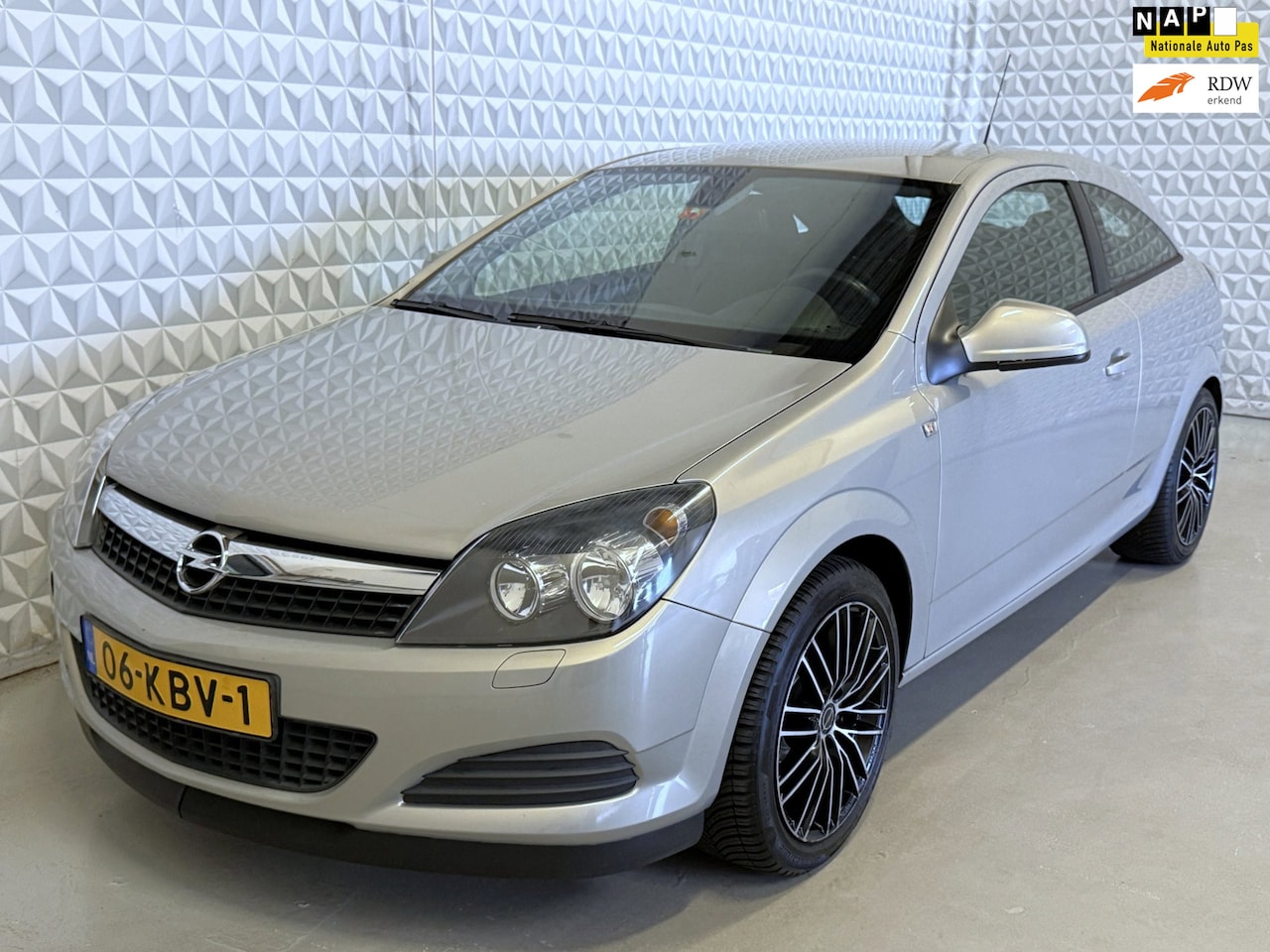 Opel Astra GTC - 1.8 Edition 1.8 Edition / (H)eerlijke auto! 183.000km (2009) - AutoWereld.nl