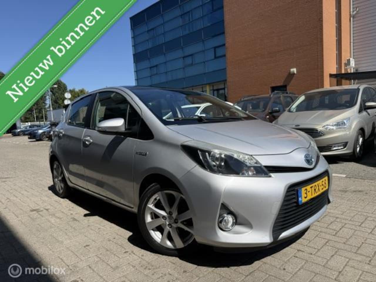 Toyota Yaris - 1.5 Full Hybrid Dynamic pano keylesgo halfleer - AutoWereld.nl