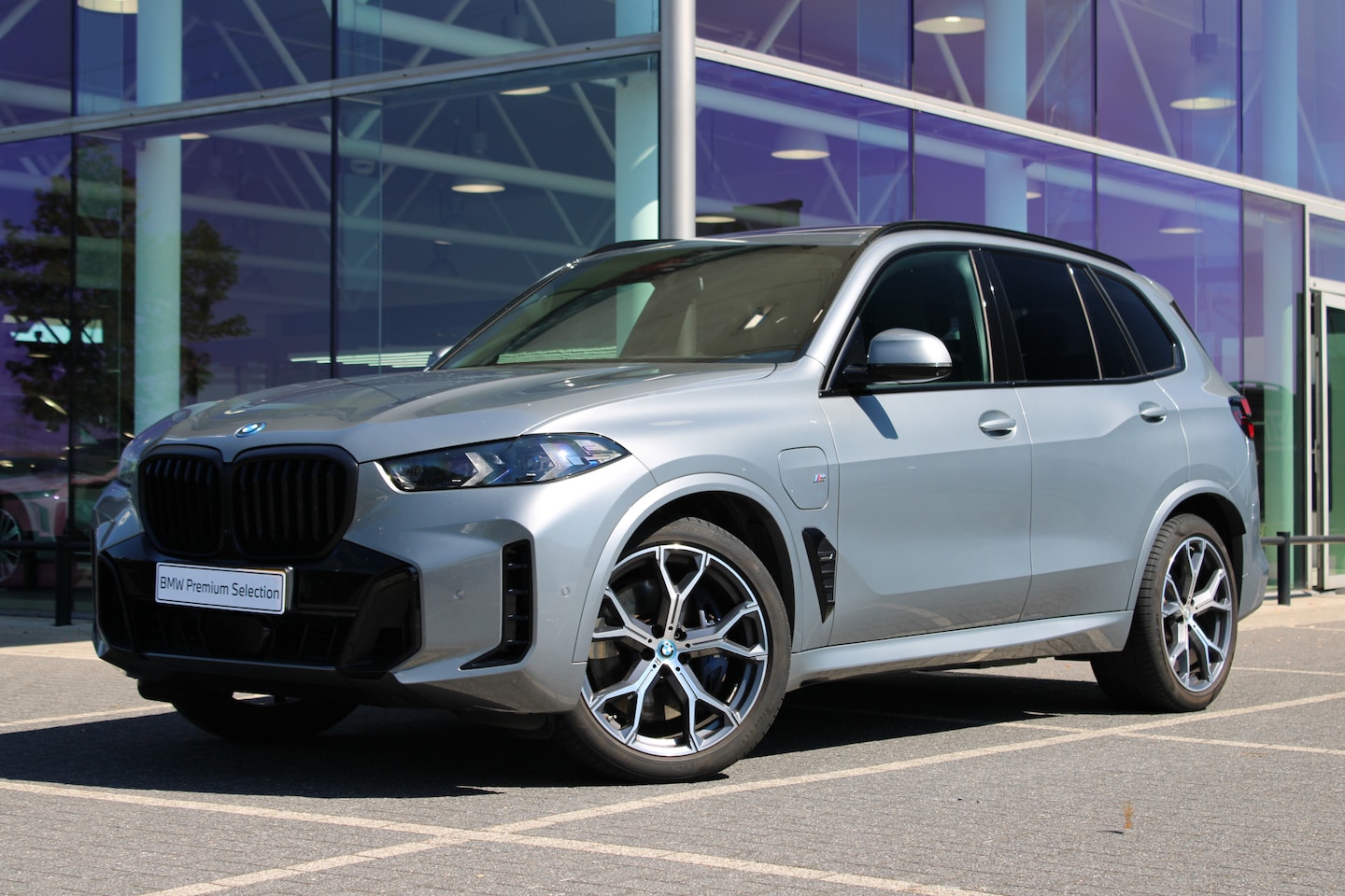BMW X5 - xDrive50e M Sport Automaat / Panoramadak / Comfortstoelen / Parking Assistant Professional - AutoWereld.nl