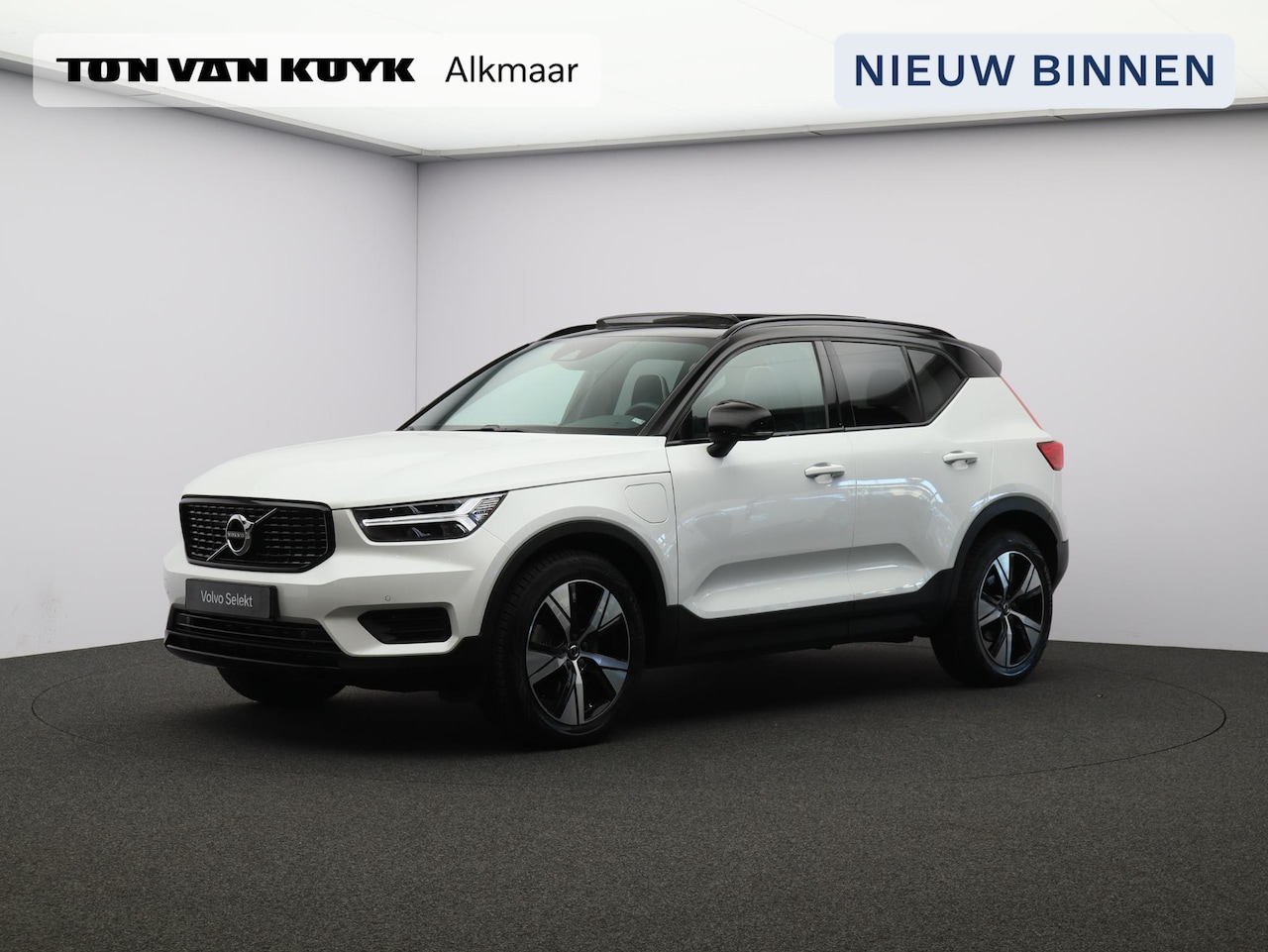 Volvo XC40 - T5 262PK Plug in Hybrid R-Design / Trekhaak / Panoramisch Dak / Verwarmbare Voorstoelen+St - AutoWereld.nl