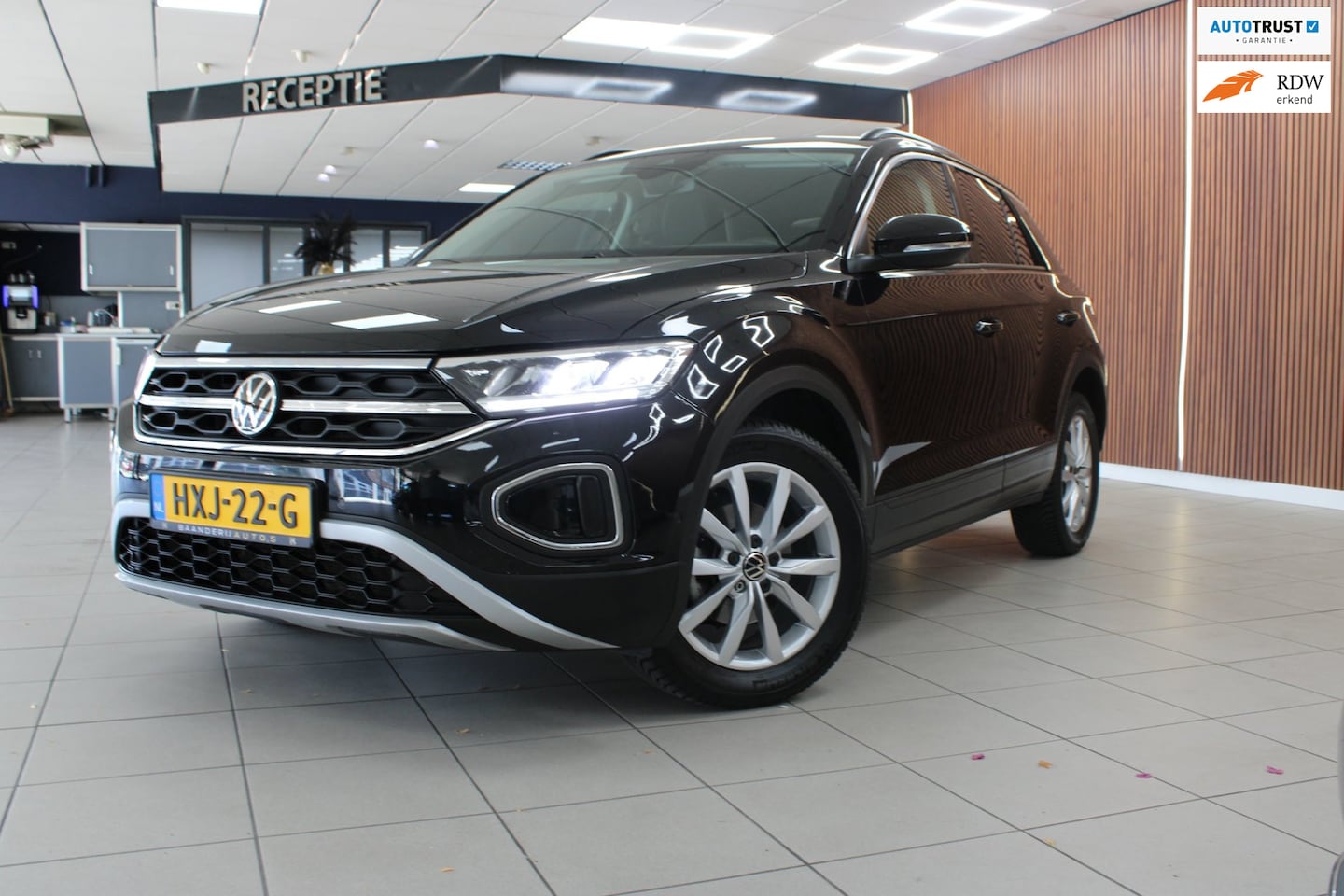 Volkswagen T-Roc - 1.5 TSI Life Automaat | Airco | Adaptieve cruise control | Parkeersensoren & Camera | Carp - AutoWereld.nl
