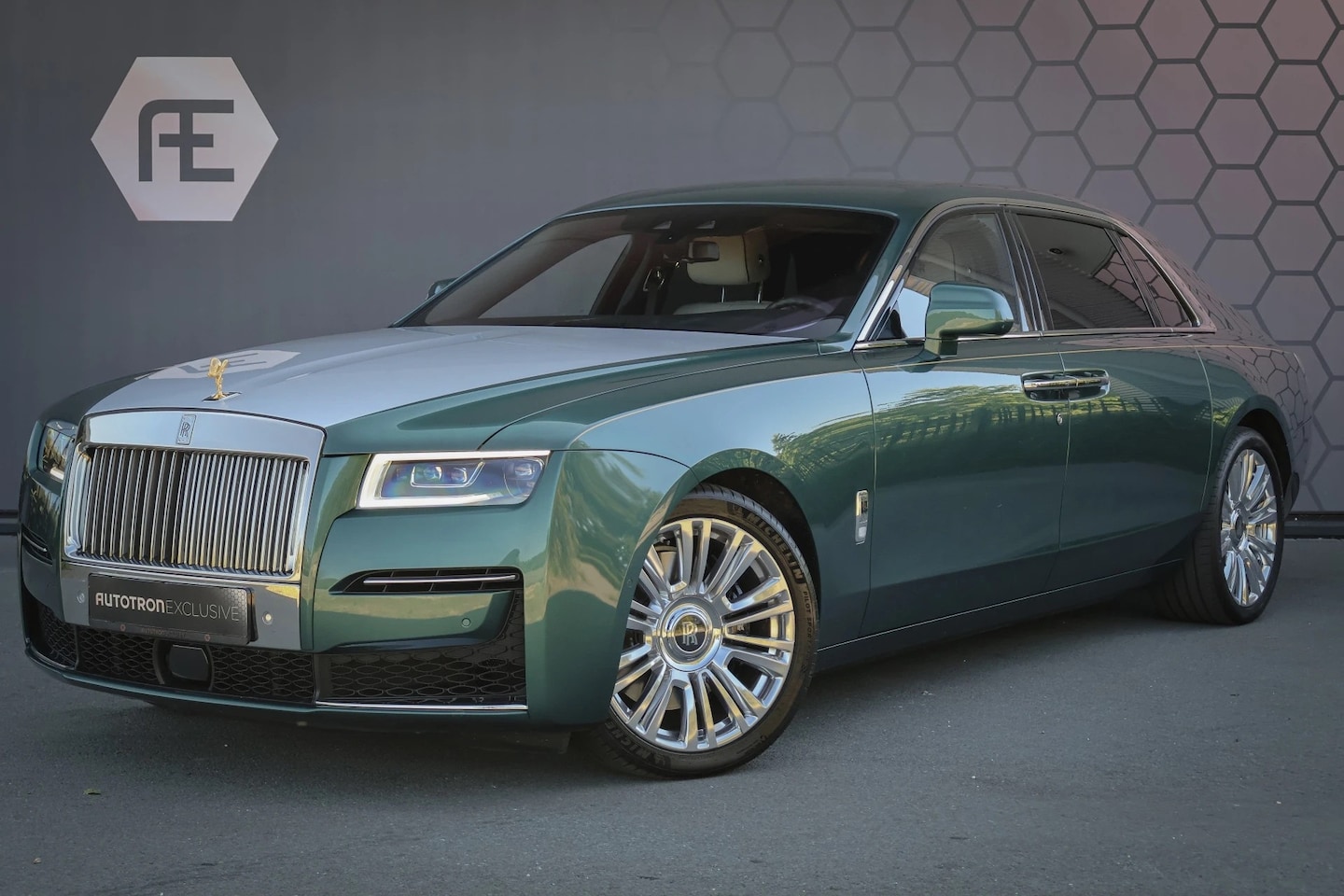 Rolls-Royce Ghost - 6.75 V12 Extended Wheelbase | VERY UNIQUE !! | BESPOKE INTERIOR | GOLD SPIRIT | COACHLINE - AutoWereld.nl