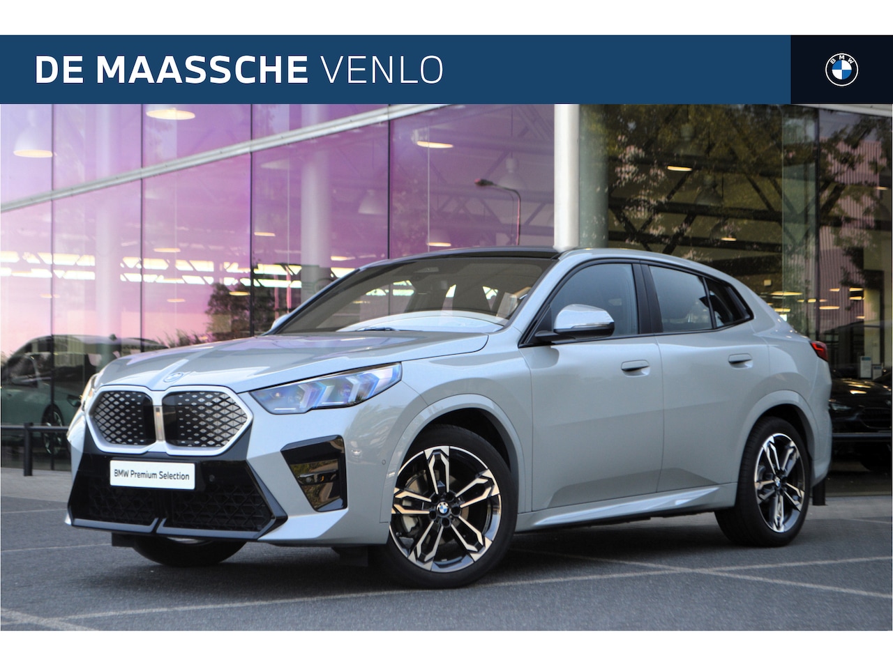 BMW iX2 - eDrive20 M Sport / Panoramadak / Sportstoelen / Adaptieve LED / Comfort Access / Achteruit - AutoWereld.nl