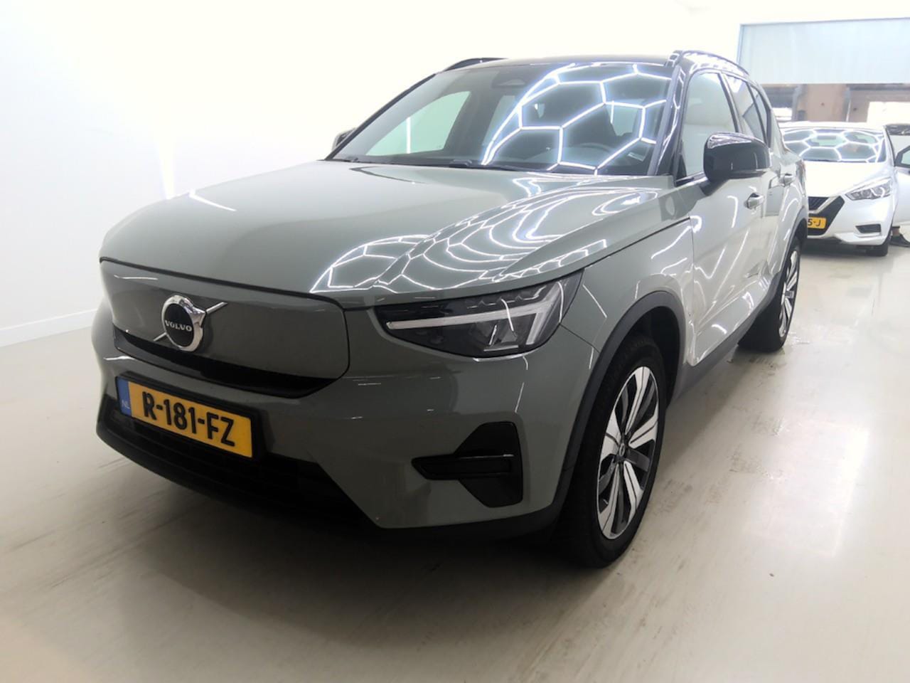 Volvo XC40 - 231PK Plus 70 kWh | Trekhaak | Getint Glas | All-Season | Adap Cruise - AutoWereld.nl