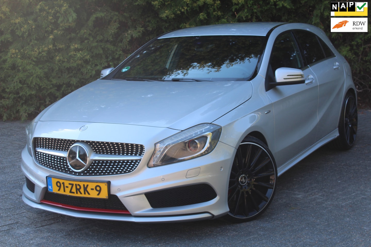 Mercedes-Benz A-klasse - 250 Sport Ambition AMG-pakket | Memory | Parkeercamera | Alcantara | Trekhaak - AutoWereld.nl