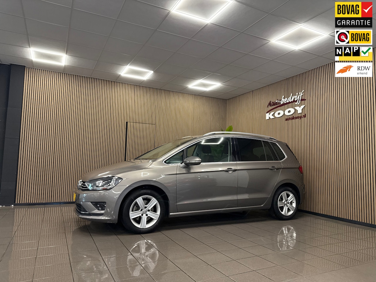 Volkswagen Golf Sportsvan - 1.2 TSI Highline * Automaat / Panoramadak / Navigatie / Parkeersensoren / NL Auto * - AutoWereld.nl