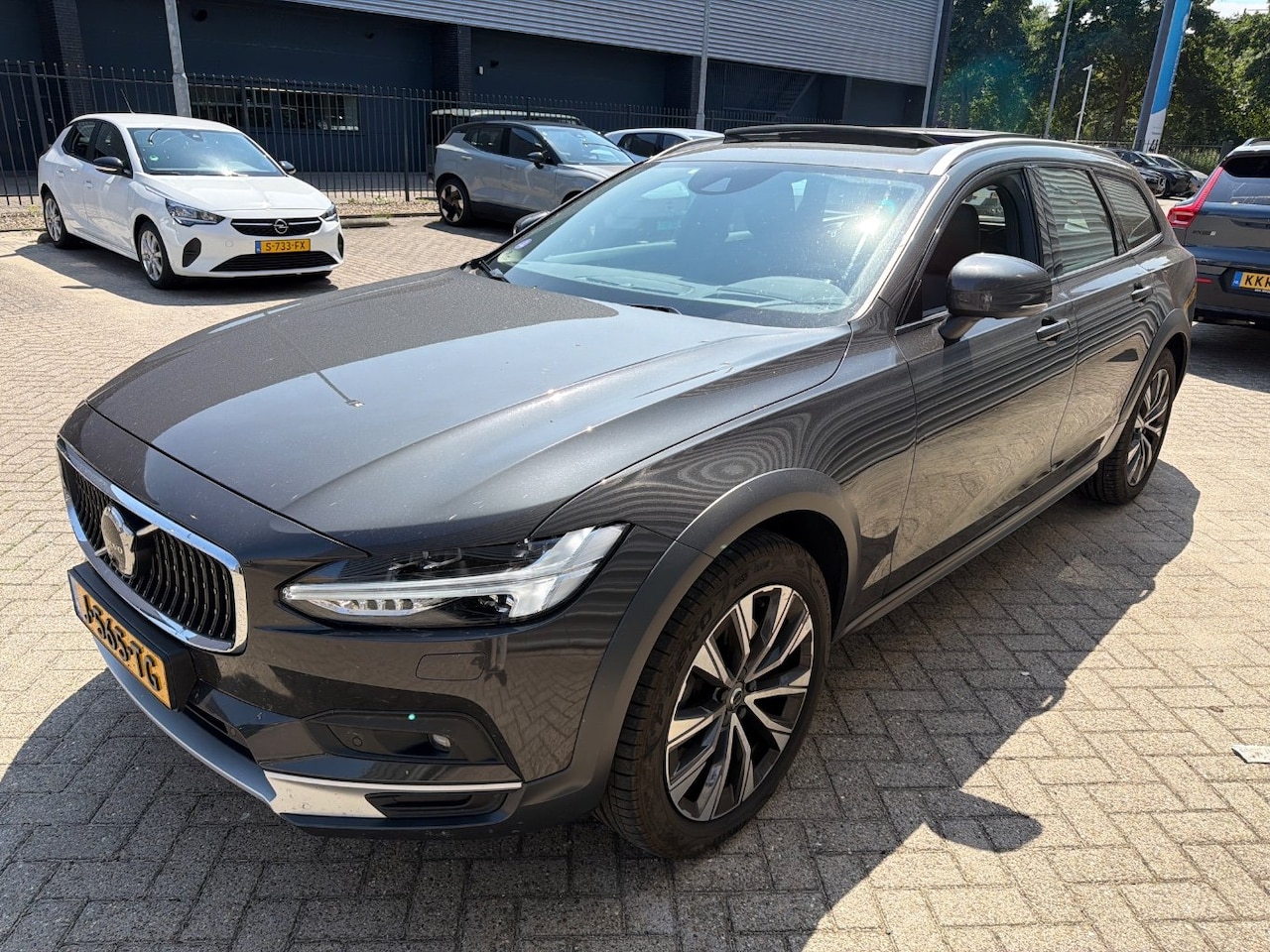 Volvo V90 Cross Country - B5 250PK Pro | 360 | Panoramadak | Memory | HK Audio - AutoWereld.nl