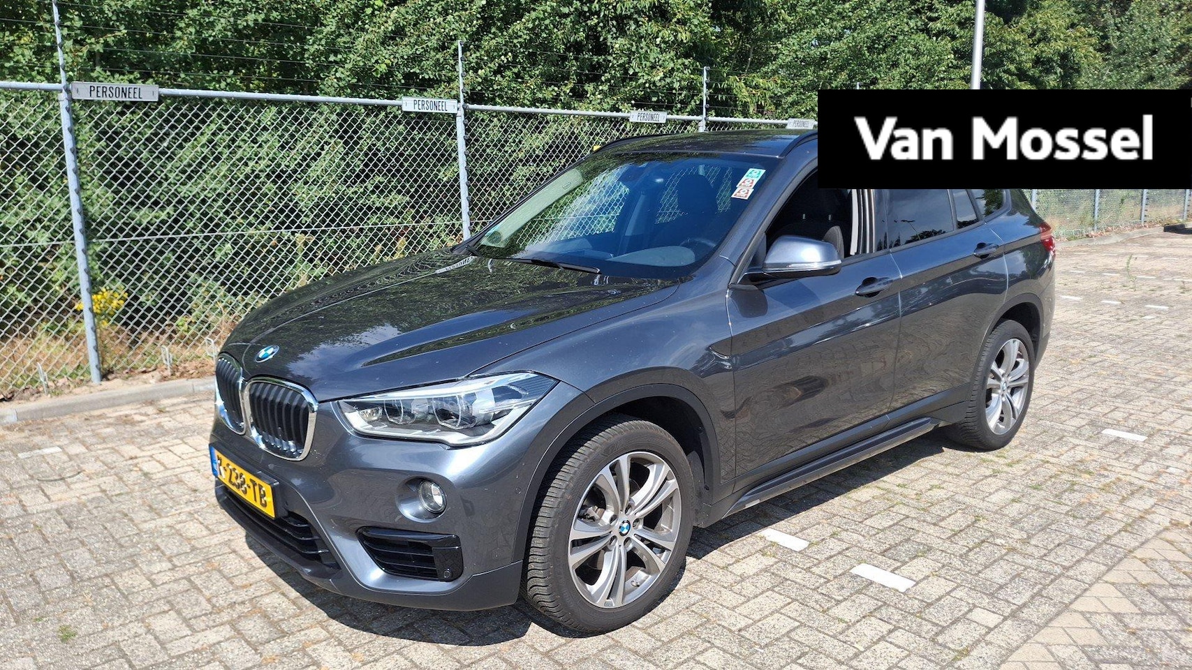 BMW X1 - sDrive18i High Executive | Verwarmbare Stoelen & Stuurwiel | Trekhaak | Elektrische Achter - AutoWereld.nl