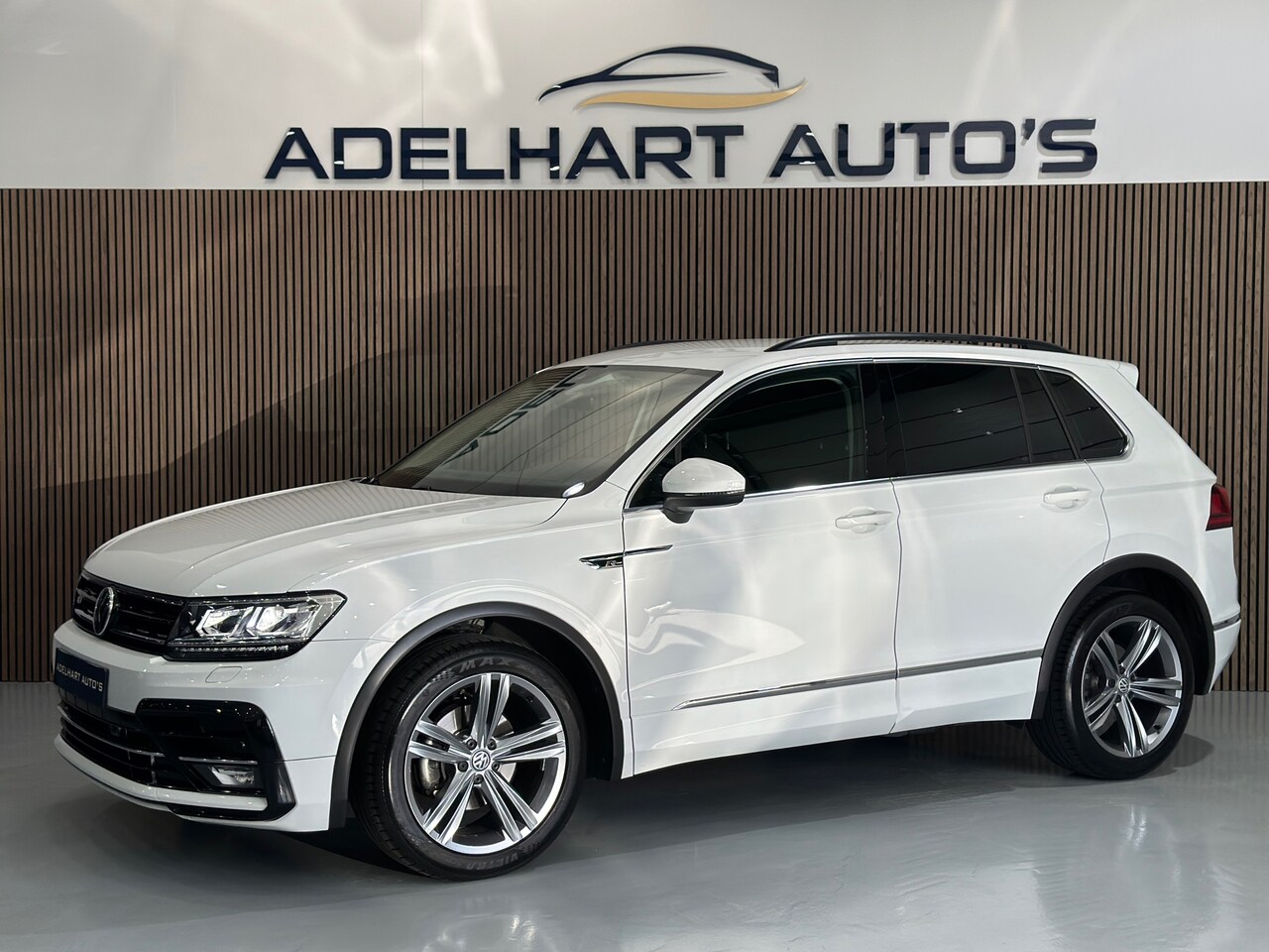 Volkswagen Tiguan - 1.5 TSI R Line 150 PK / Navigatie full map / Climate control / Parkeer sensoren / etc.. - AutoWereld.nl