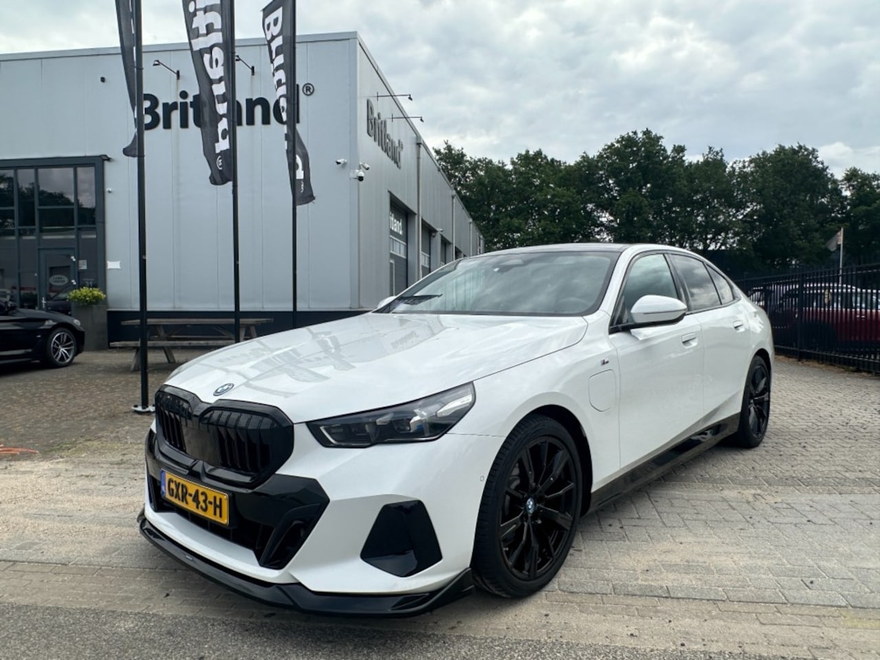 BMW 5-serie - 530e X-drive M-Sport bj2024 *Leer *Laser *Adaptive *NL auto - AutoWereld.nl