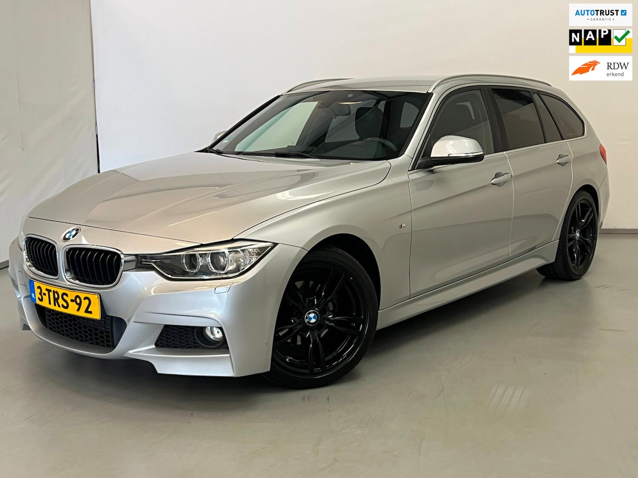 BMW 3-serie Touring - 316i Exe / M Pakket / NL-auto / Camera / Navi - AutoWereld.nl