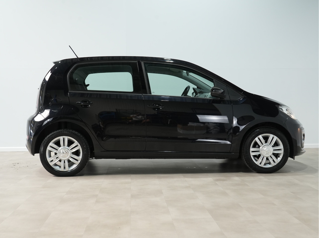 Volkswagen Up! - 1.0 60pk BMT high up! | PDC | Cruise | 15"Lm | Airco - AutoWereld.nl