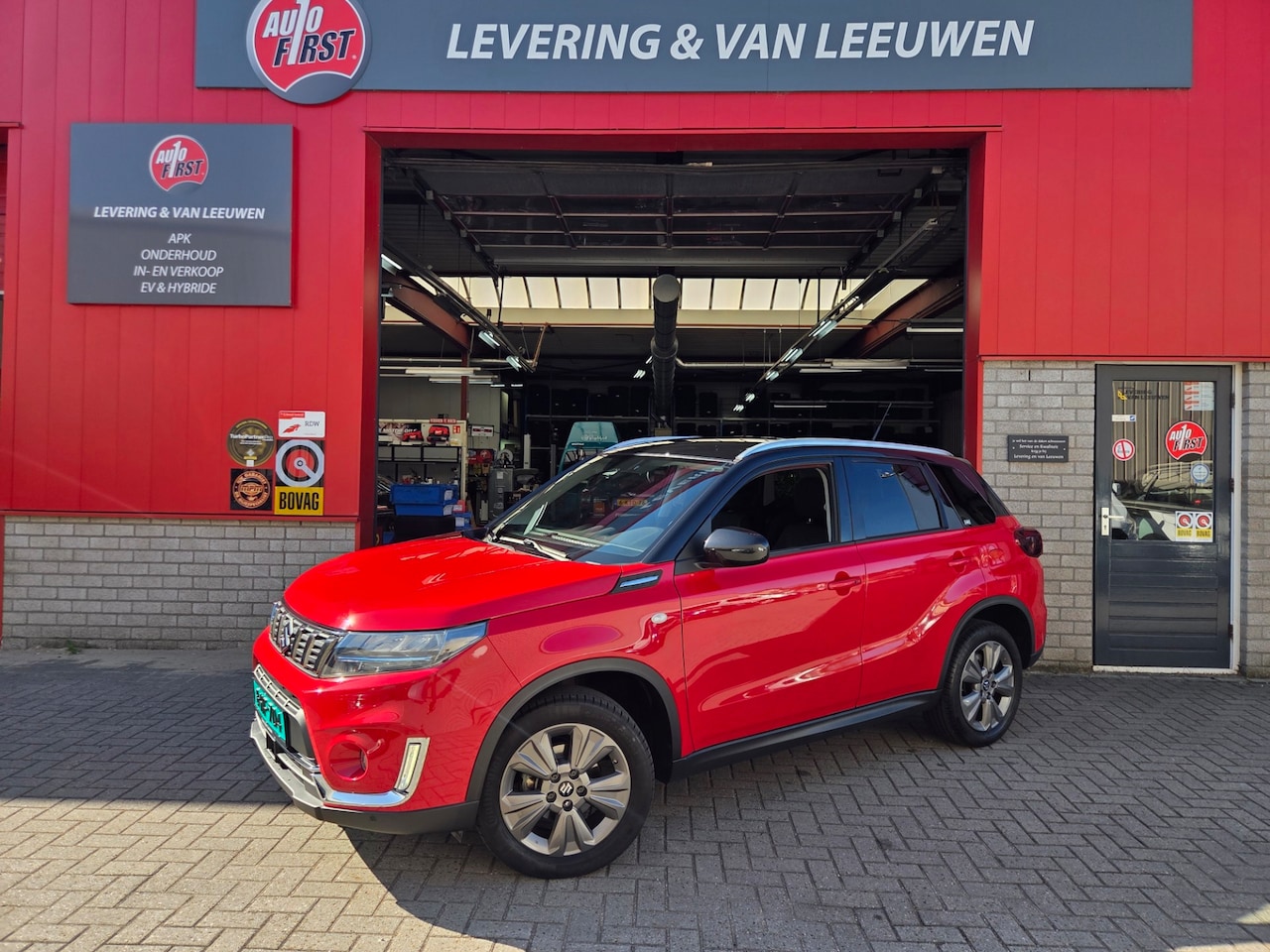 Suzuki Vitara - 1.4 Boosterjet Select Smart Hybrid Automaat/ Parkeersensoren voor/ Apple Carplay-Android a - AutoWereld.nl