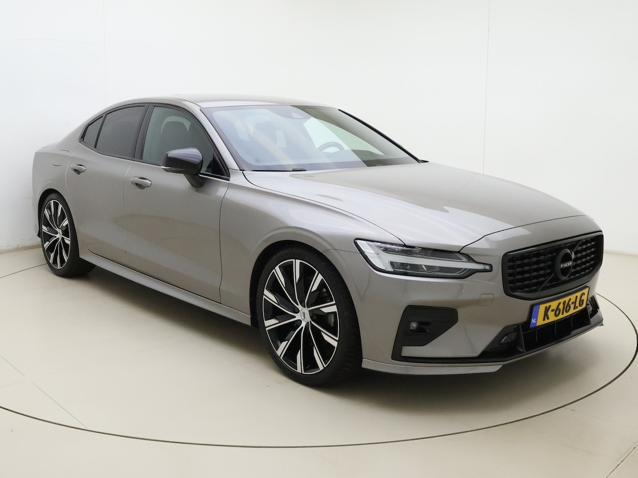 Volvo S60 - B4 211pk Automaat R-Design / Adaptieve cruise / H&K Audio / Stylingkit / 20inch / Blackpac - AutoWereld.nl
