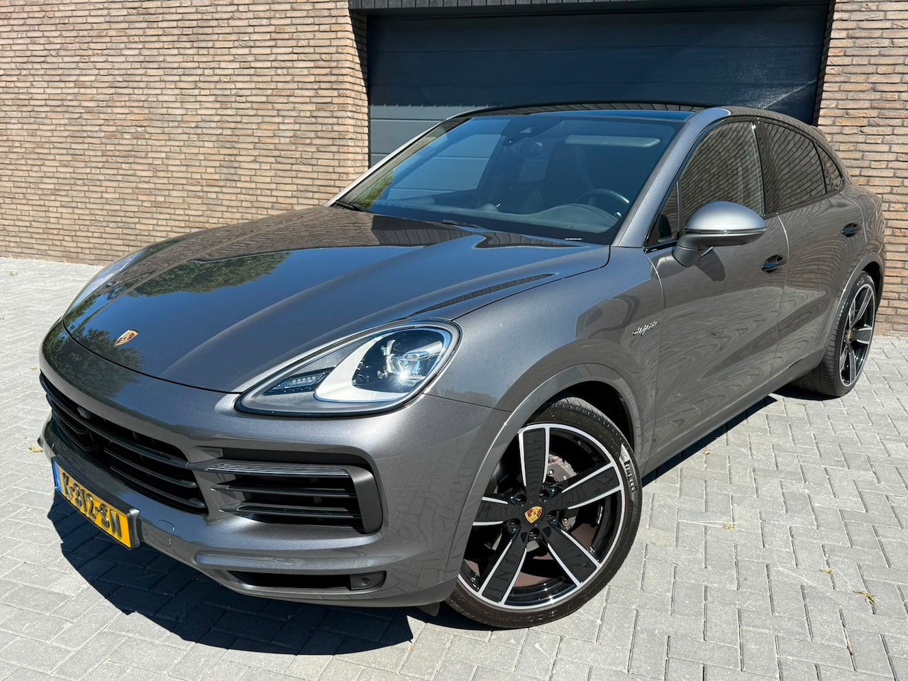Porsche Cayenne Coupé - 3.0 E-Hybrid BTW, BURMESTER, ACHTERASBESTURING, GLAS DAK, 22'' - AutoWereld.nl