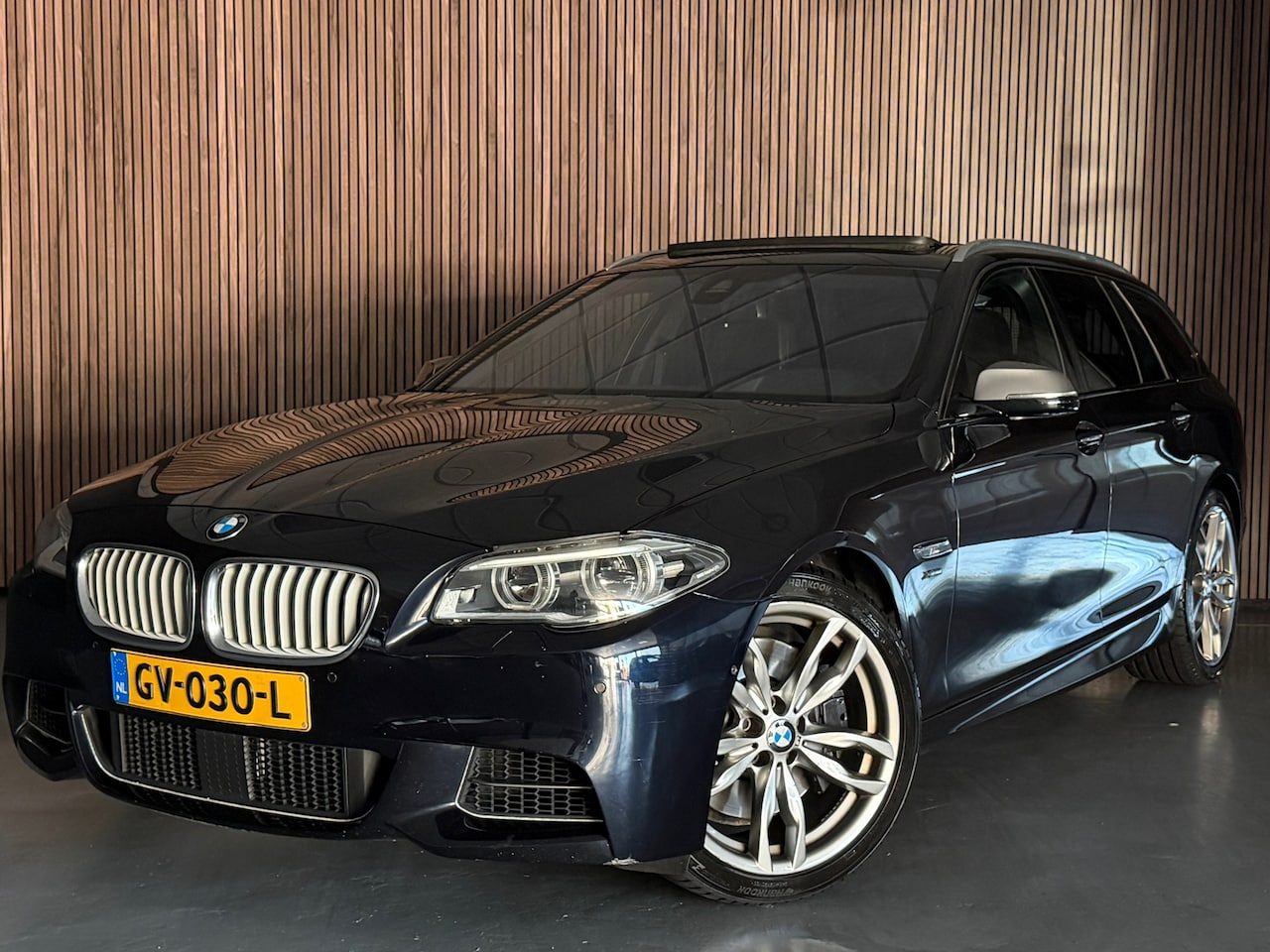 BMW 5-serie Touring - M550xd PANO/HUD/MASSAGE 2X/HARMANK/MEMORY 2X/360 CAMERA/DODEHOEK/TV-SCHERM/STOEL VERKOELIN - AutoWereld.nl
