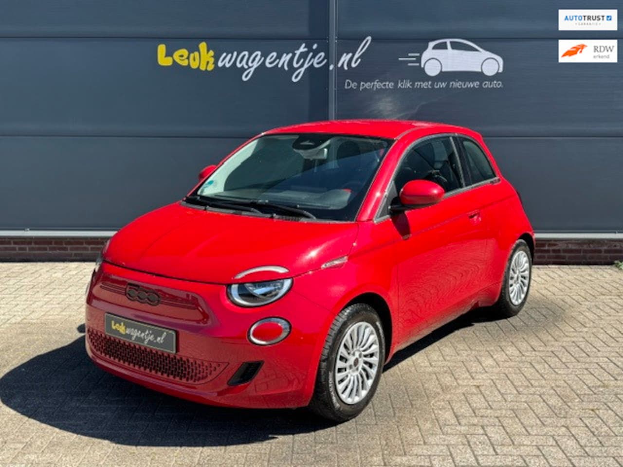 Fiat 500e - RED 42 kWh *carplay *climate *cruise *21.700 km - AutoWereld.nl