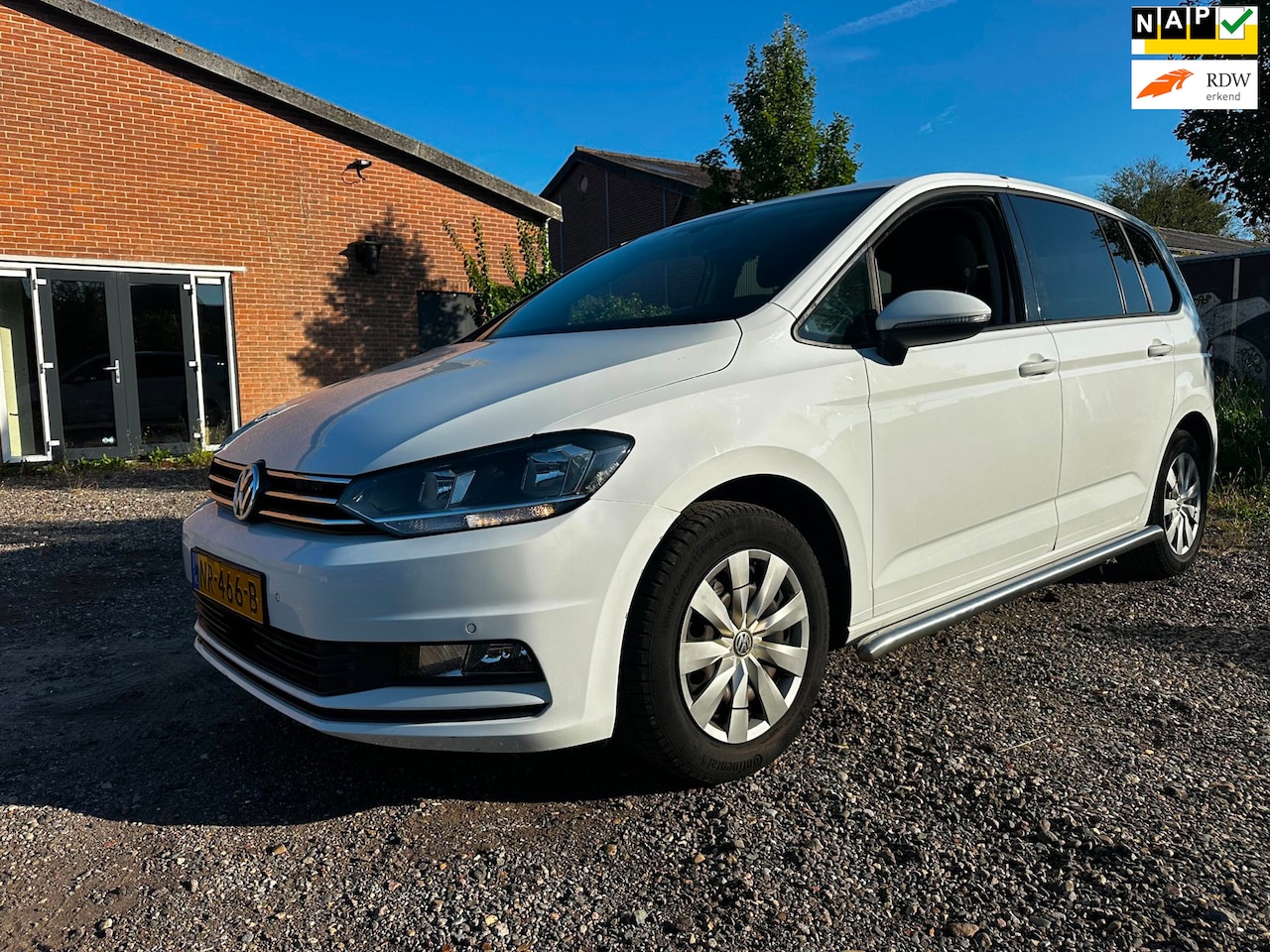 Volkswagen Touran - 2.0 TDI SCR 2017 NL NW DIS-RIEM NAP RIJDT GOED APK 5-2027 - AutoWereld.nl