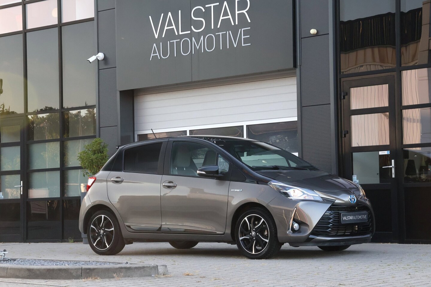 Toyota Yaris - 1.5 Hybrid Bi-Tone | Camera | Automaat | FACELIFT! - AutoWereld.nl