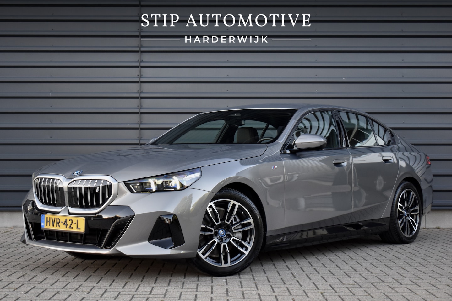 BMW i5 - eDrive40 M Sport 84 kWh | Orig. NL | Driving Assistant Plus | Lederen Bekleding | Ambient - AutoWereld.nl