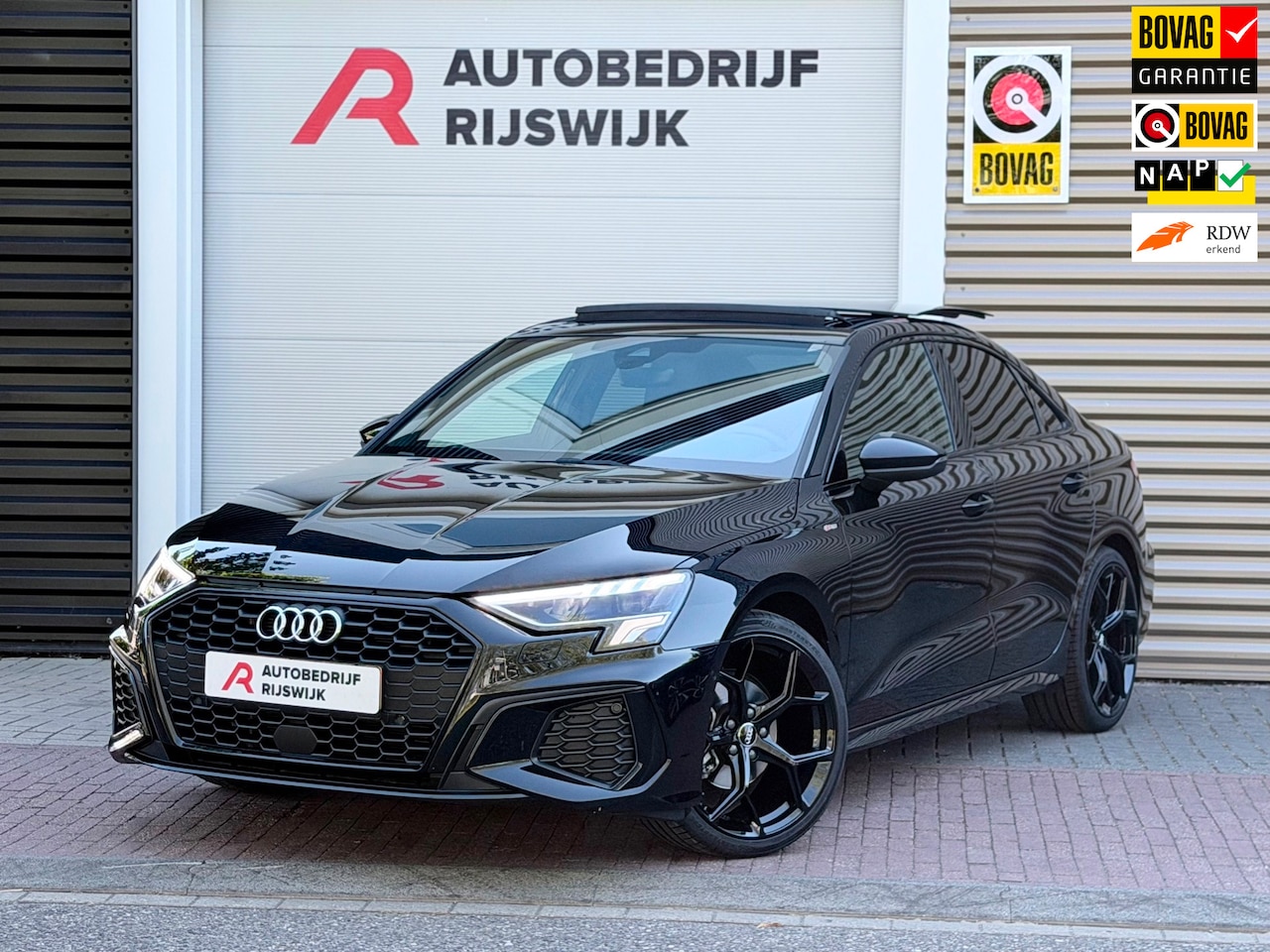 Audi A3 Limousine - 30 TFSI S edition Pano/AppleCarPlay/Acc - AutoWereld.nl
