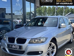 BMW 3-serie Touring - 318i Luxury Line 143PK | AUTOMAAT | NL AUTO | Trekhaak | Bi-Xenon | Navigatie | Parkeersen