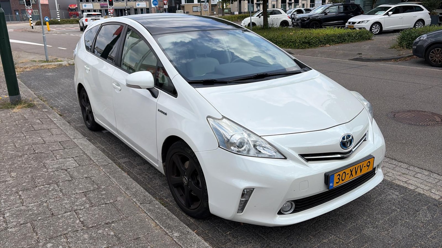 Toyota Prius Wagon - 1.8  Aspiration / NL Auto / Dealer Onderhouden / Trekhaak / Dakdragers / Rijklaar - AutoWereld.nl