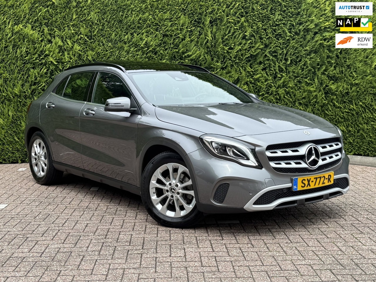 Mercedes-Benz GLA-Klasse - 180 | Business Solution + Ltd | Pano | Stoelverwarming | Camera | Keyless - AutoWereld.nl