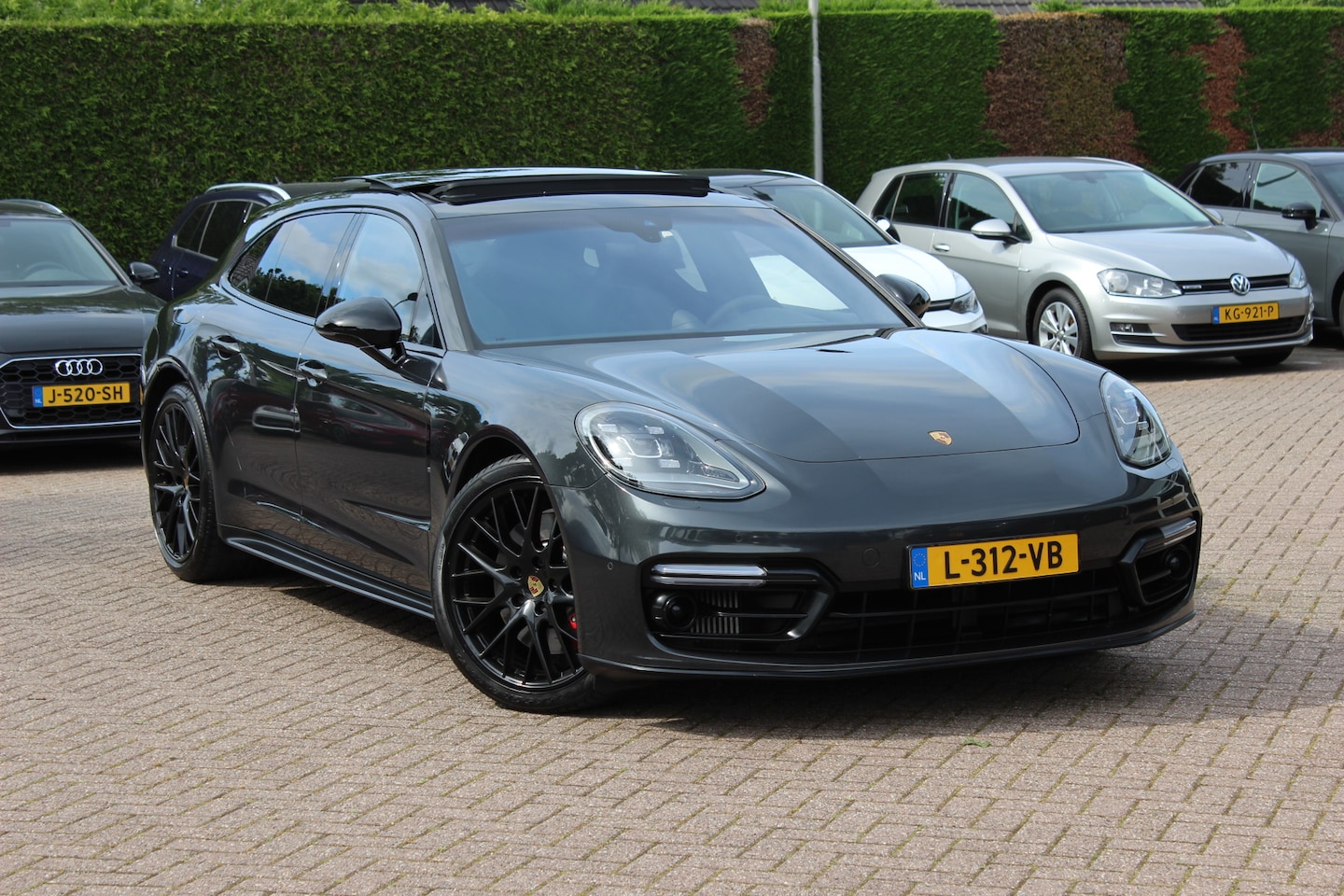 Porsche Panamera Sport Turismo - 4.0 GTS / Panoramadak / Camera / Luchtvering / Softclose / Bose / Keyless / 21'' / Sportch - AutoWereld.nl