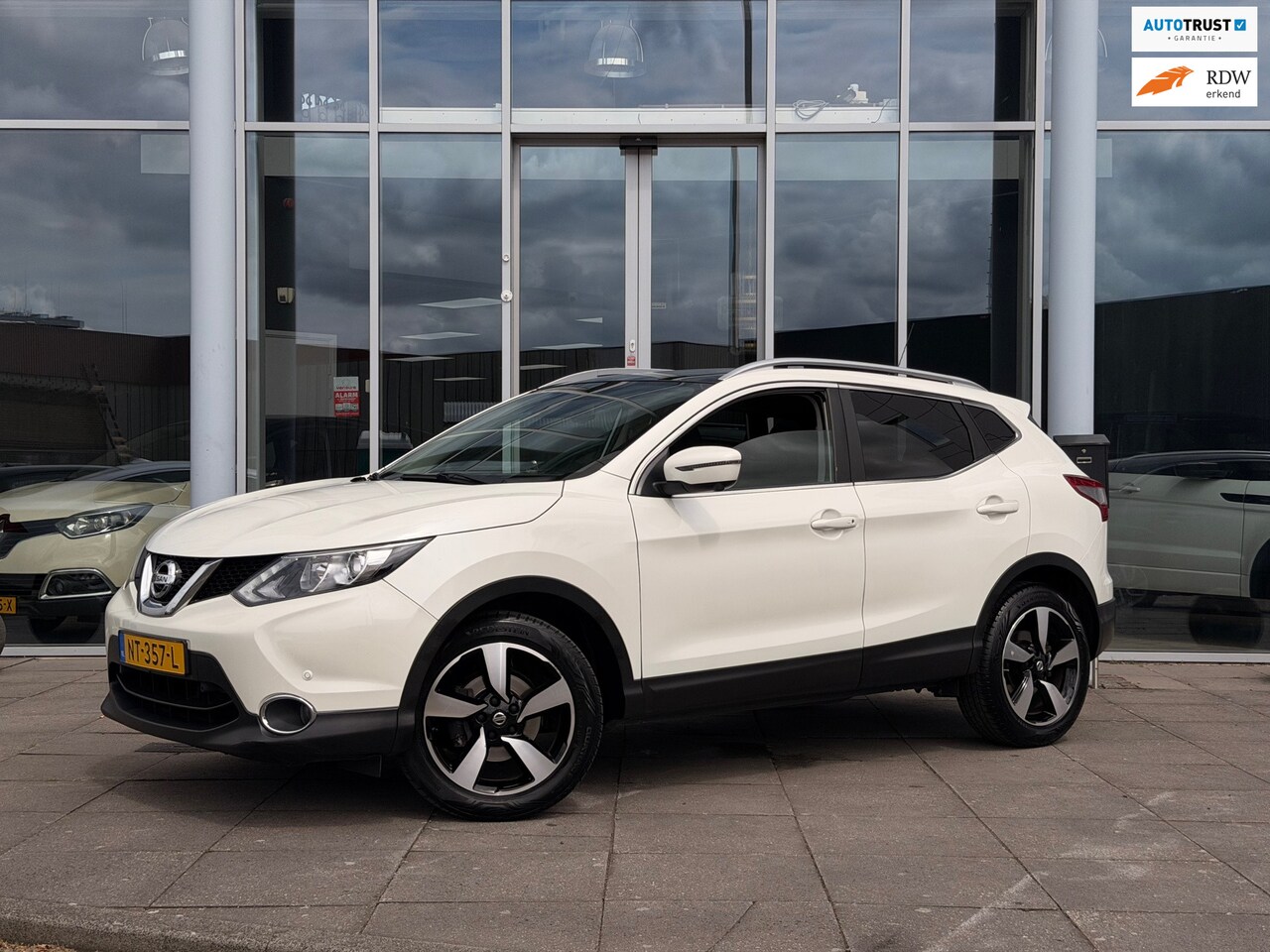 Nissan Qashqai - 1.2 Tekna|360Camera|Pano|Trekhaak - AutoWereld.nl
