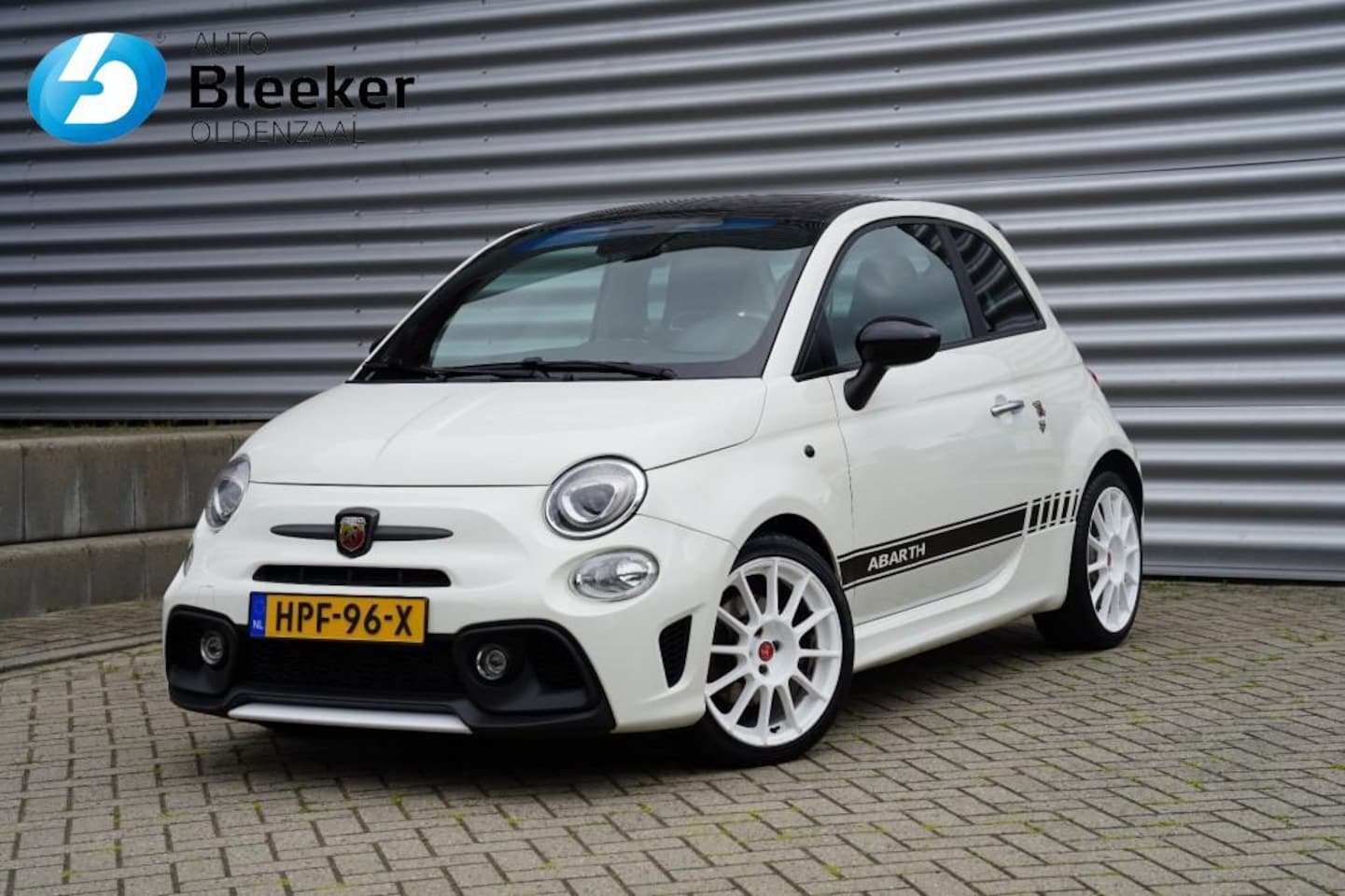 Fiat 500 Abarth - 1.4 T-JET 135PK 595 Airco Carplay Zwart dak - AutoWereld.nl