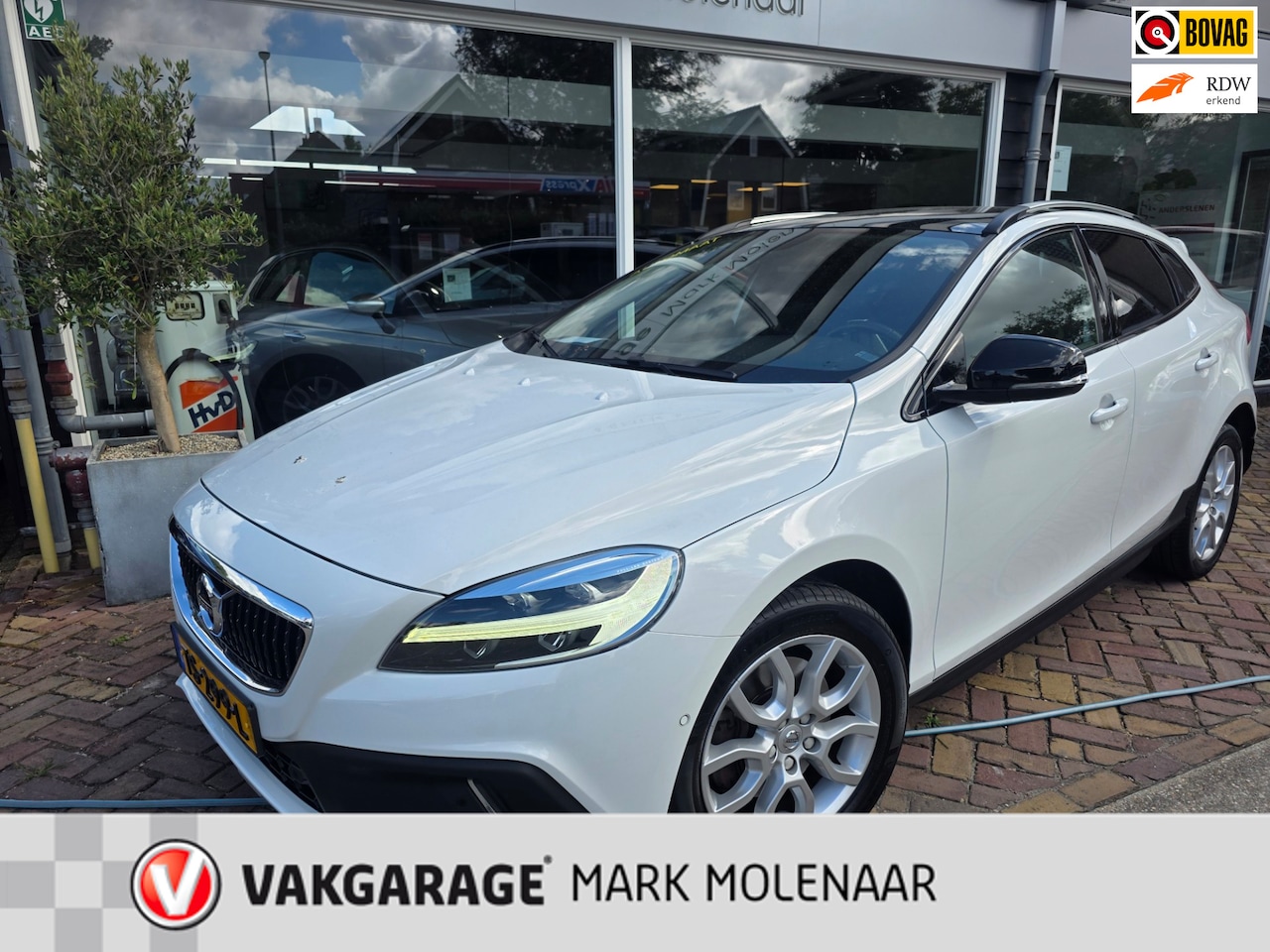 Volvo V40 Cross Country - 1.5 T3 Polar+ Luxury 1.5 T3 Polar+ Luxury,mooie uitvoering,panorama - AutoWereld.nl