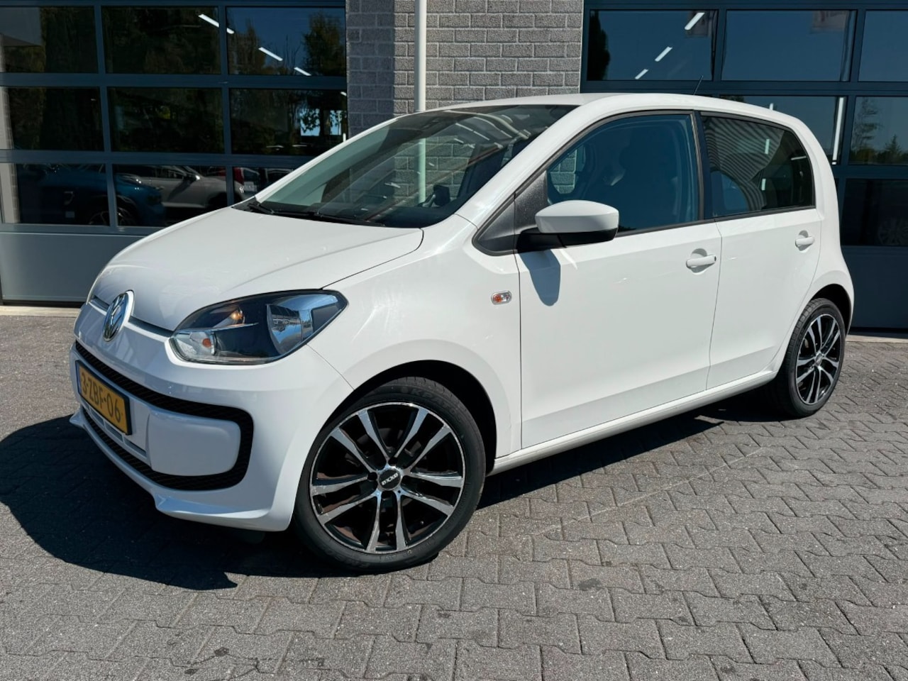 Volkswagen Up! - 1.0 move up! BlueMotion|AIRCO|BLUETOOTH|NAVI| - AutoWereld.nl