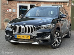BMW X1 - sDrive20i High Executive|Afneembare Trekhaak|HUD|Sportstoelen|Leer|Zwarte Hemel|Sfeerverli