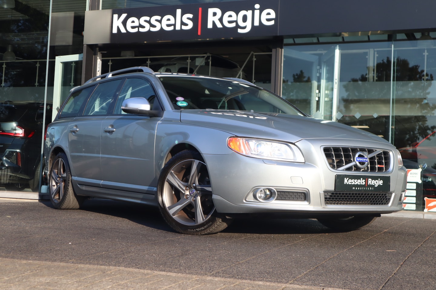 Volvo V70 - 1.6 T4 R-Edition | CarPlay | Stoelverwarming | Leer | Xenon | Trekhaak | Sensoren | El.kle - AutoWereld.nl