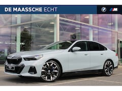 BMW i5 - eDrive40 M Sport / Panoramadak / Trekhaak / Comfortstoelen / Bowers & Wilkins / Parking As