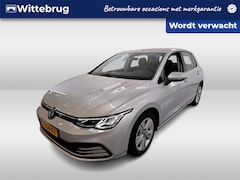 Volkswagen Golf - 1.0 TSI 110pk Life / Navigatie / LM 16 inch / Camera / Parkeersensoren / LED