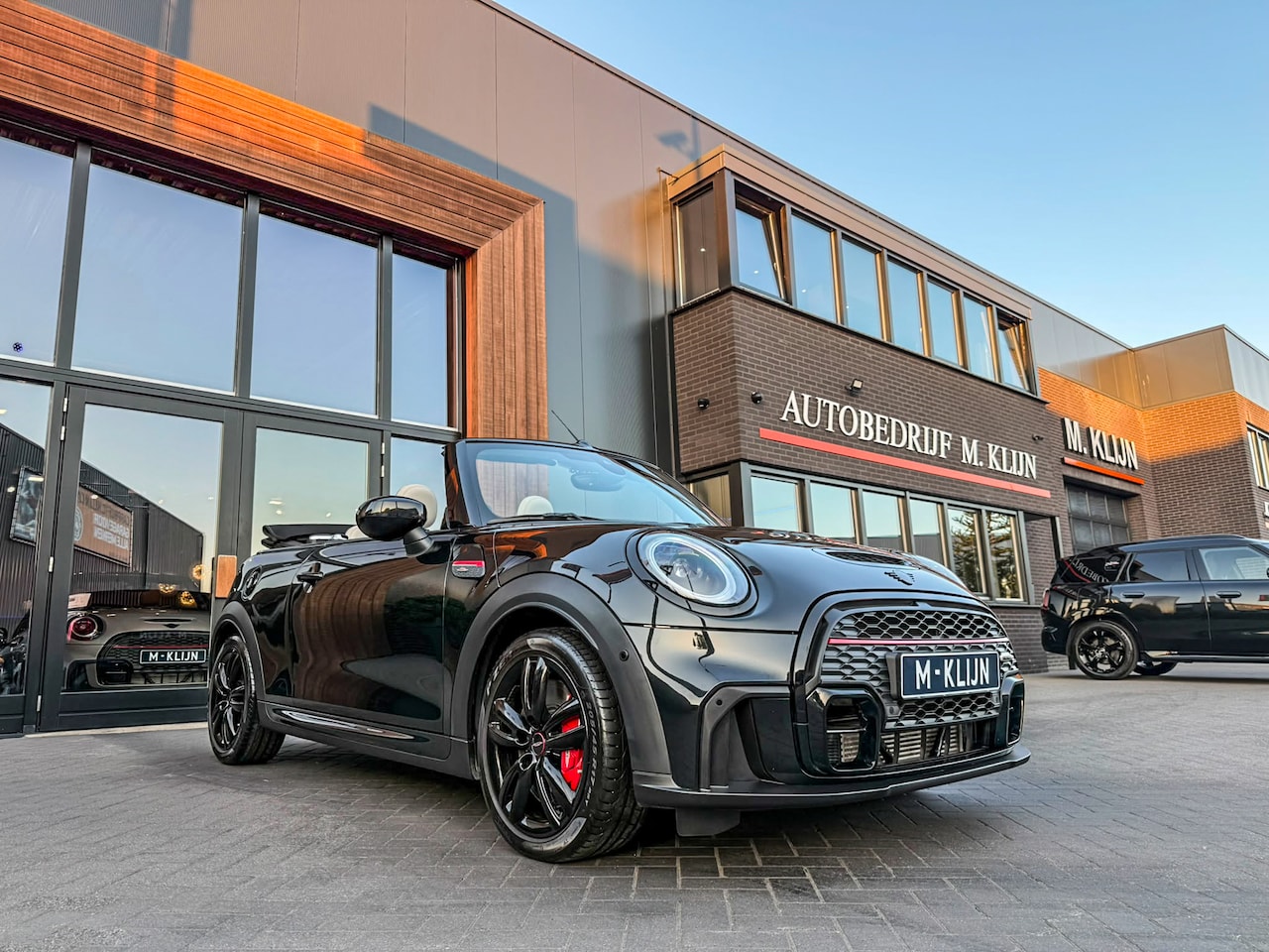 MINI Cabrio - 2.0 John Cooper Works JCW Pack F1 aut 231pk/Chester leer/Camera/Hk/Head up/Btw - AutoWereld.nl