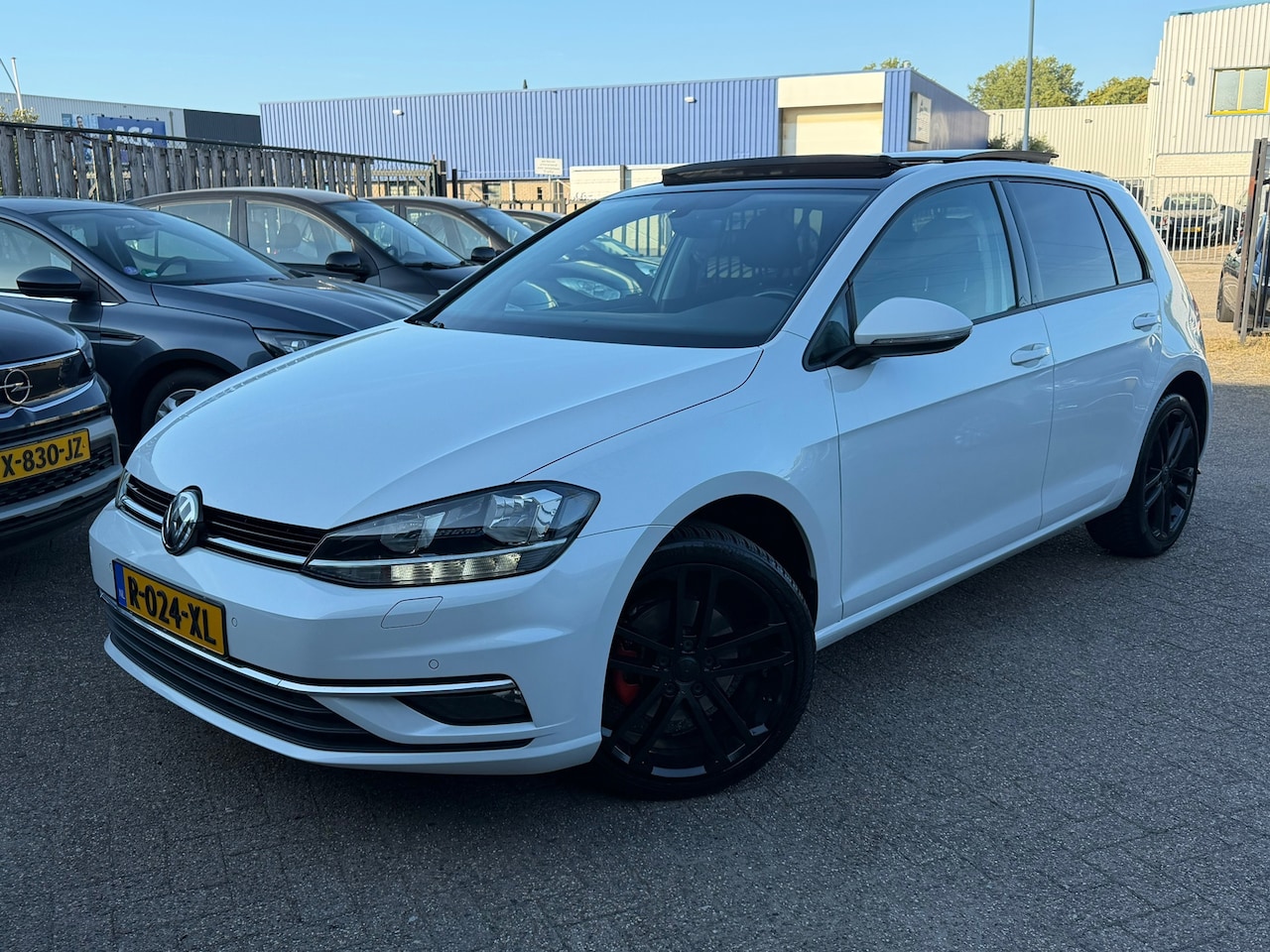 Volkswagen Golf - 1.4 TSI Business R /Pano/PDC/Virtual - AutoWereld.nl