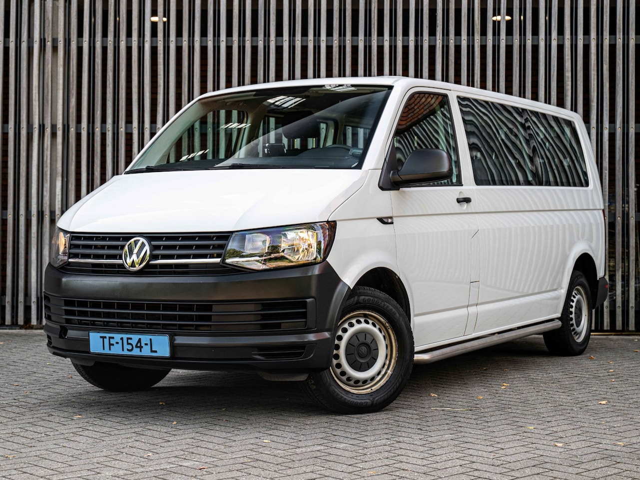 Volkswagen Transporter Kombi - 2.0 TSi 150pk 9-Pers. L2 CNG |EX BTW| 2+2+2+3 indeling| Airco|NWE APK - AutoWereld.nl