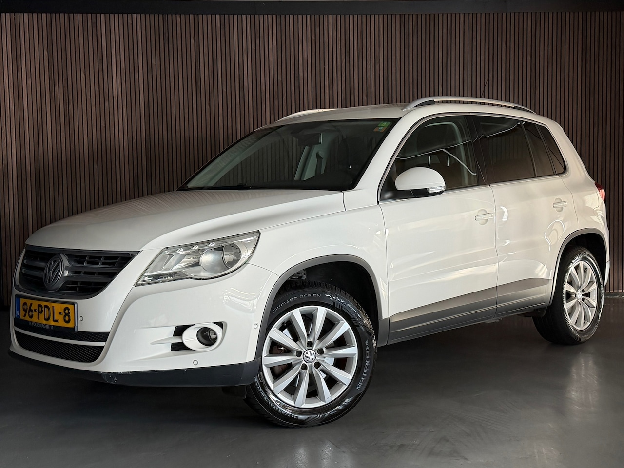 Volkswagen Tiguan - 1.4 TSI Sport&Style NAP/AIRCO/TREKHAAK/MULTI-MEDIA/PDC VOOR & ACHTER/AUT. INPARKEREN - AutoWereld.nl