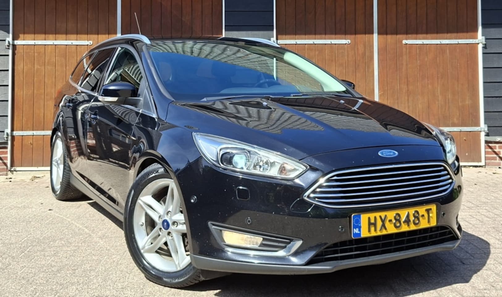 Ford Focus Wagon - 1.5 Titanium Edition | All seasonbanden | Bluetooth | Lederen bekleding | - AutoWereld.nl