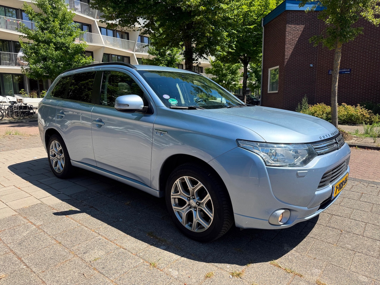 Mitsubishi Outlander - 2.0 PHEV instyle Leder Panorama Plug-in Hybrid - AutoWereld.nl
