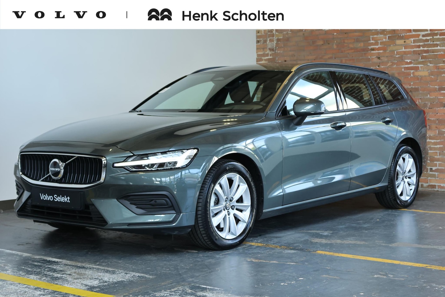 Volvo V60 - B4 Essential Edition | Lederen bekleding | Parkeercamera | Parkeersensoren voor + achter | - AutoWereld.nl
