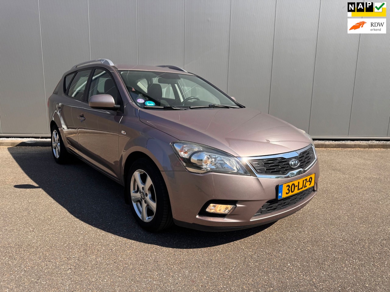 Kia Cee'd - 1.4 CVVT X-ecutive clima 17 inch - AutoWereld.nl
