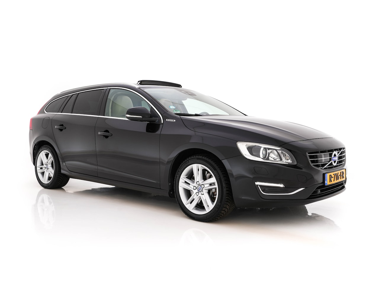 Volvo V60 - 2.4 D6 Twin Engine Summum Aut. *PANO | LEATHER | XENON | ADAPTIVE-CRUISE | HARMAN/KARDON | - AutoWereld.nl