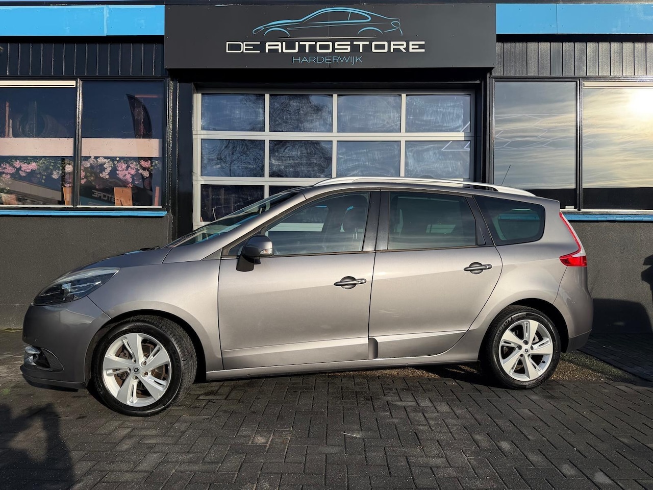 Renault Grand Scénic - 1.2 TCe R-Cinéma Cruise Keyless Leder Airco Navi DVD Trekhaak PDC 17 Inch Zeer Nette Auto - AutoWereld.nl