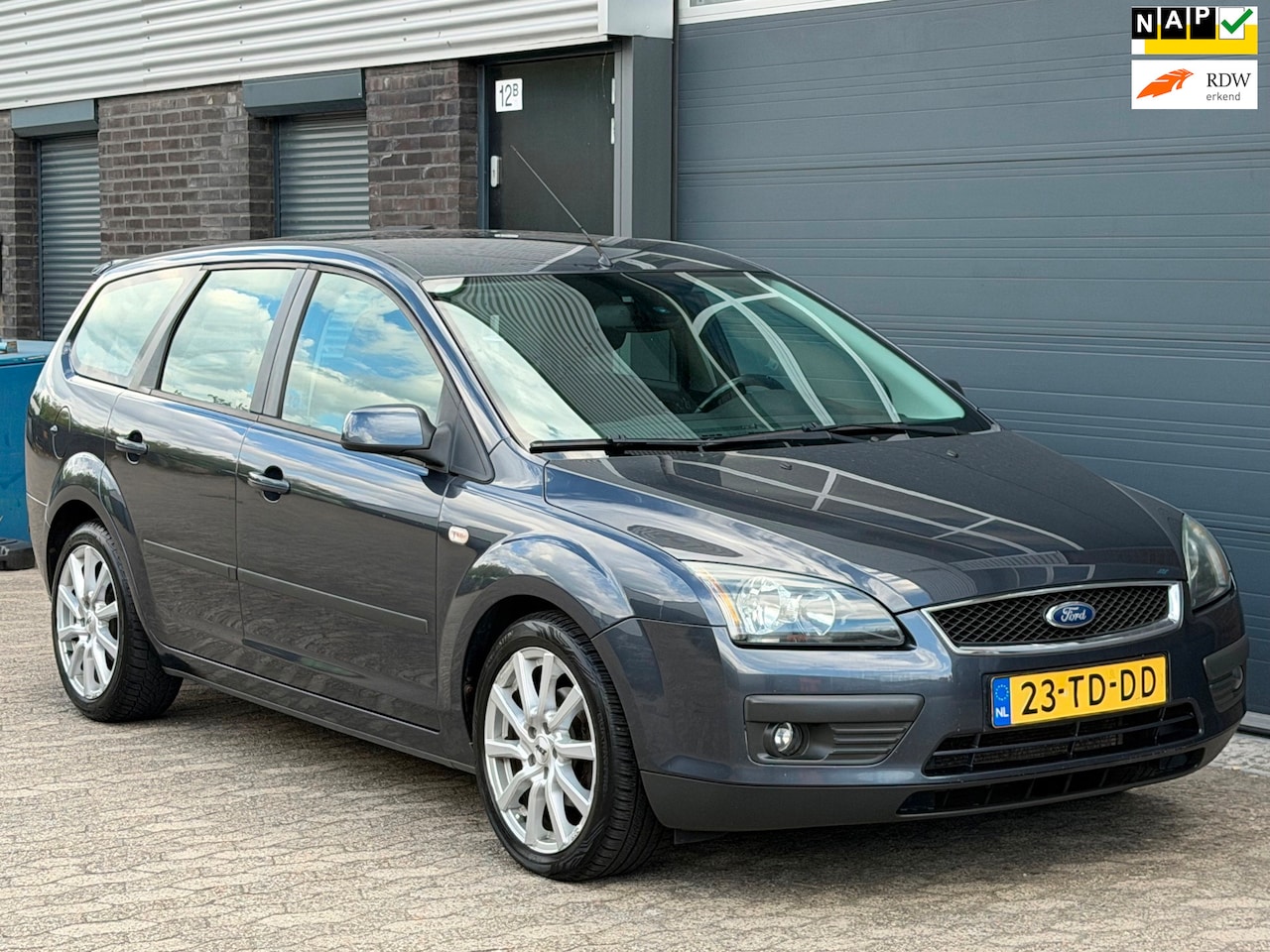 Ford Focus Wagon - 1.6-16V Futura CLIMA CRUISE TREKHAAK APK - AutoWereld.nl