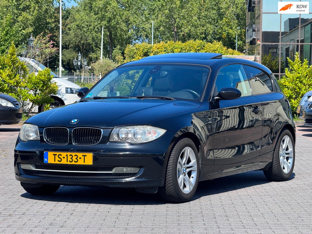BMW 1-serie - 116i High Executive | Schuifdak | Parkeersensoren | Navigatie | Stoelverwarming | Cruise c - AutoWereld.nl