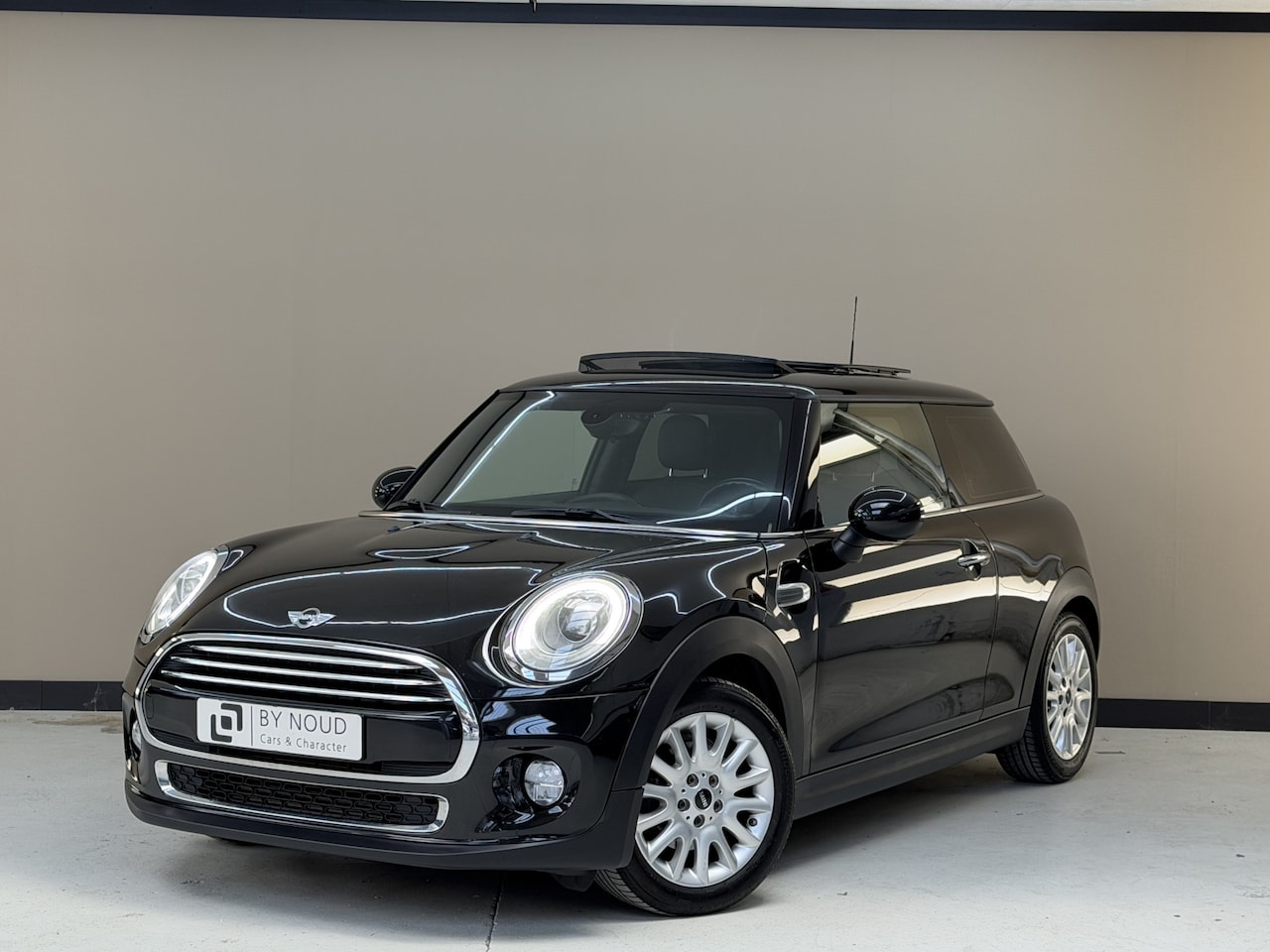 MINI 3-Deurs - 1.5 Cooper Chili, 136Pk, 2015, 2de eigenaresse, Panoramadak, LED koplampen, Parkeersensore - AutoWereld.nl